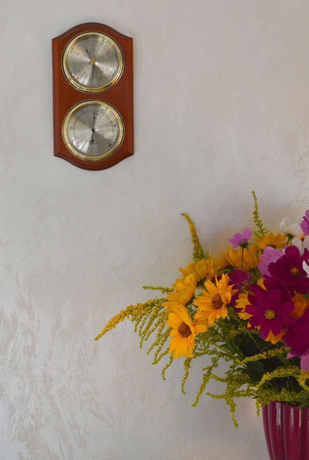 Drewniana stacja pogody Barometr Termometr Higrometr 'Drewno orzech' Robert. Mechanizm mieści się w wytrzymałej, baryłkowej obudowie z drewna w kolorze orzecha (1).JPG