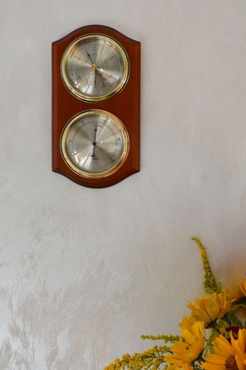 Drewniana stacja pogody Barometr Termometr Higrometr 'Drewno orzech' Robert. Mechanizm mieści się w wytrzymałej, baryłkowej obudowie z drewna w kolorze orzecha (1).JPG