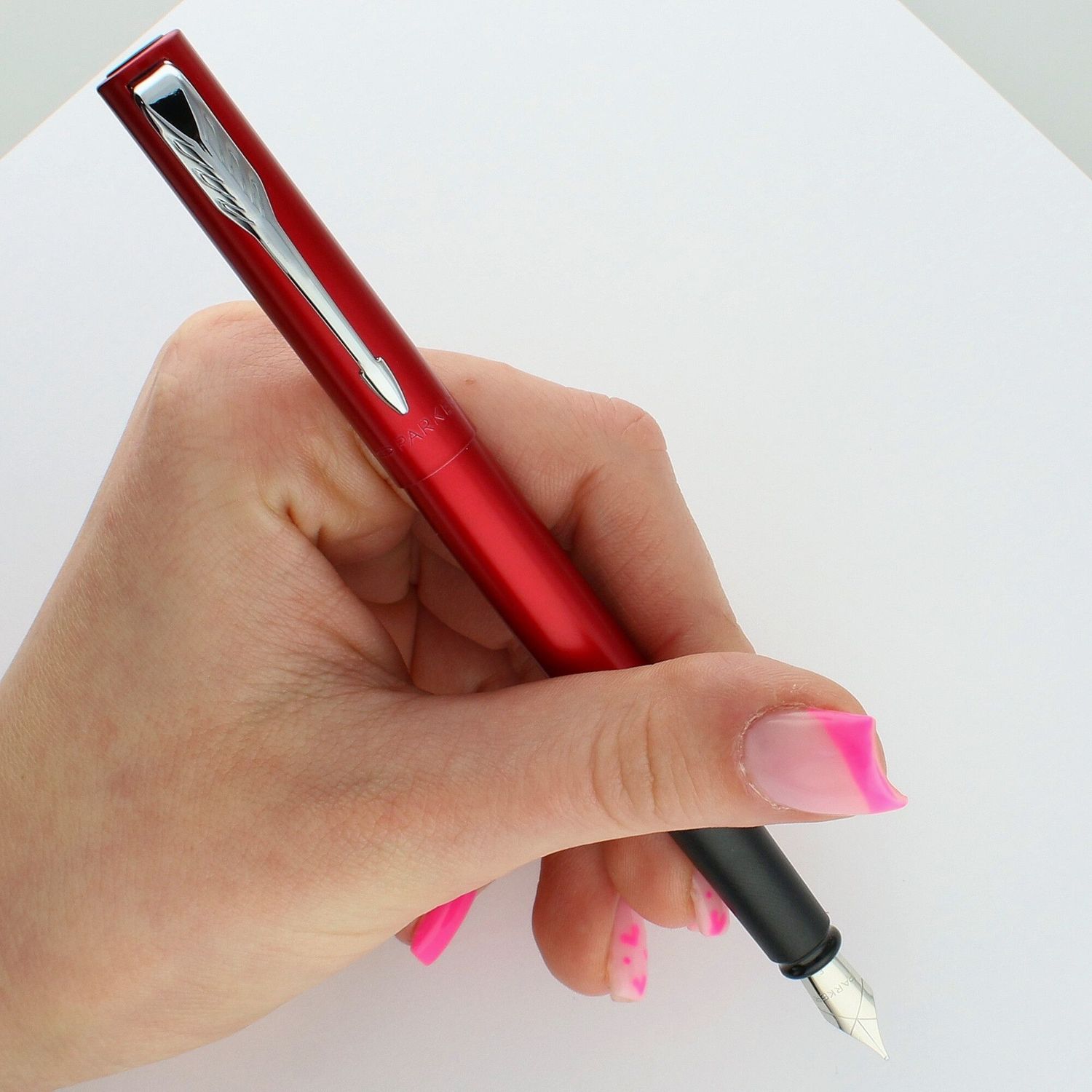 Nowoczesne pióro wieczne Parker Vector XL Red CT z dużą stalówką ze stali szlachetnej. Metaliczne czerwone wykończenie, chromowane detale i etui skórzane.1.jpg