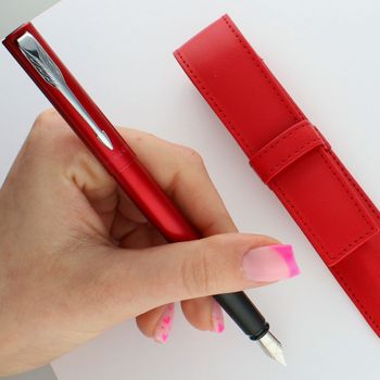 Nowoczesne pióro wieczne Parker Vector XL Red CT z dużą stalówką ze stali szlachetnej. Metaliczne czerwone wykończenie, chromowane detale i etui skórzane.3.jpg