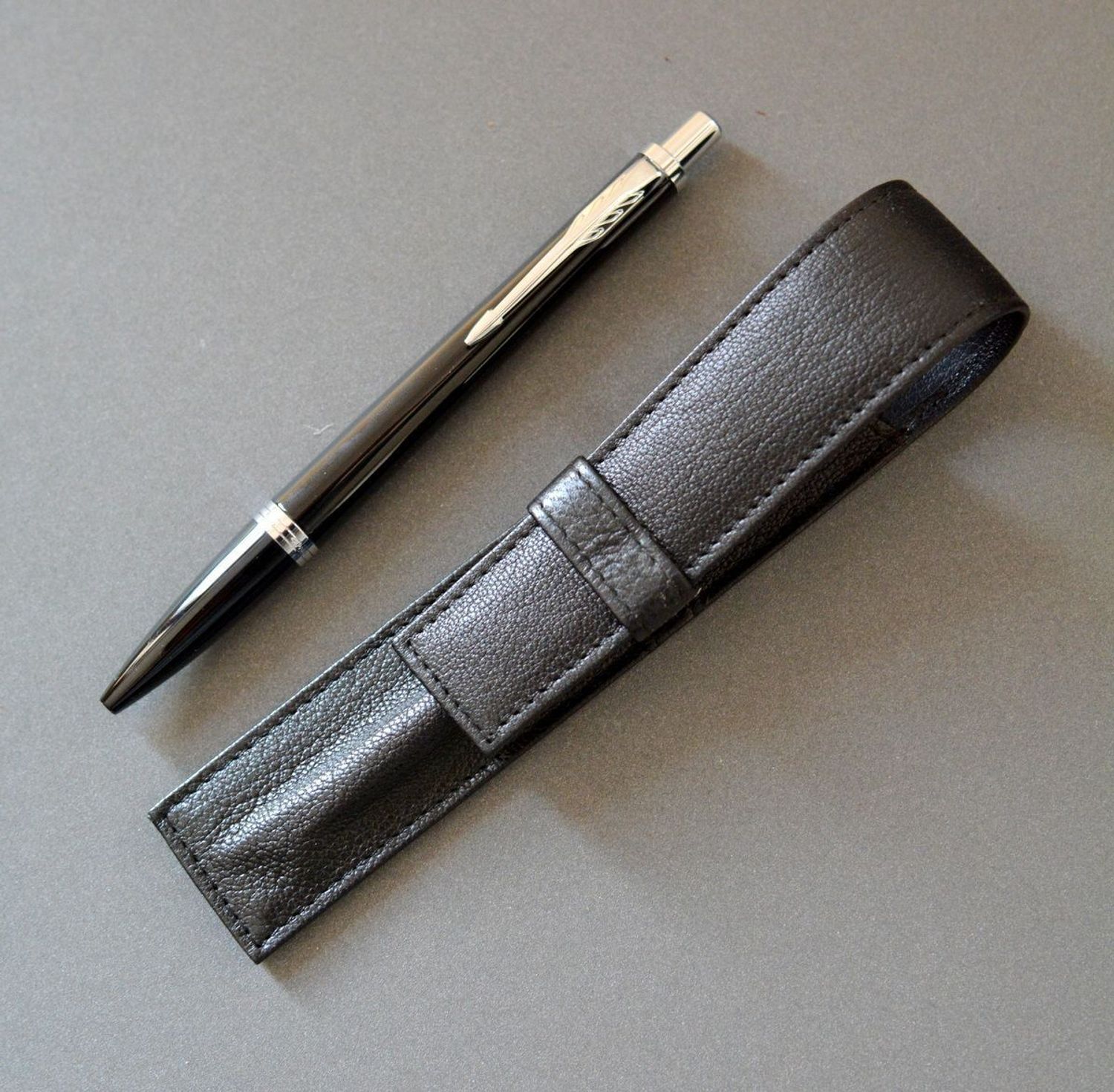  Parker Długopis Urban Czarno Srebrny i czarne skórzane etui do długopisu 2093381✓  Prezent dla nauczyciela✓ (4).JPG