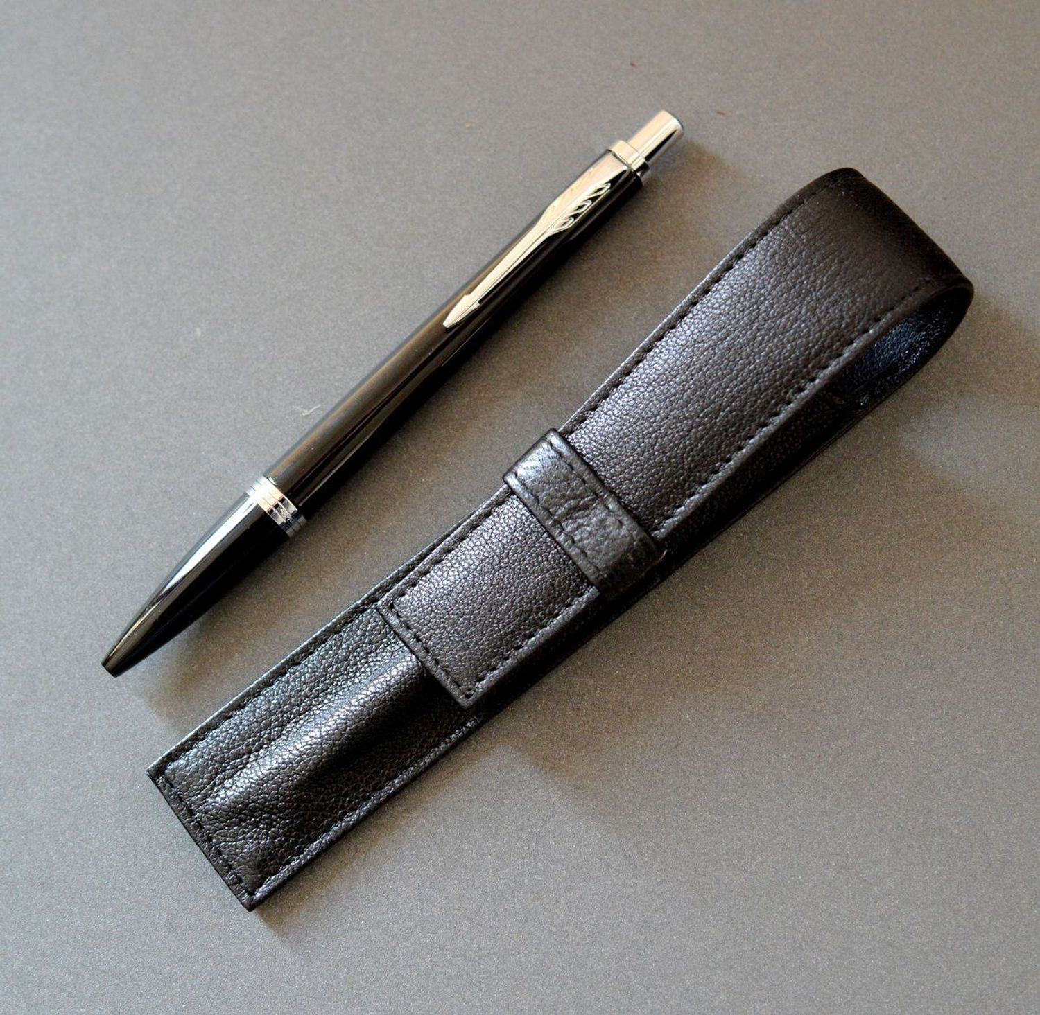  Parker Długopis Urban Czarno Srebrny i czarne skórzane etui do długopisu 2093381✓  Prezent dla nauczyciela✓ (4).JPG