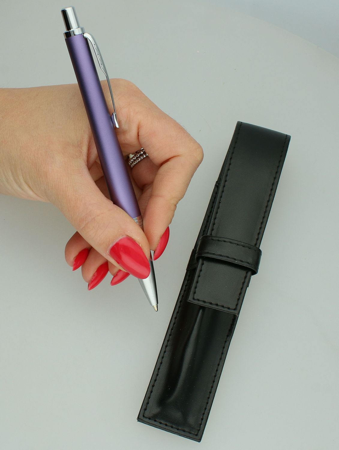 Zestaw Prezentowy Parker Długopis Urban Fioletowy i skórzane etui do długopisu S0823640. Długopis Parker na prezent. Długopis srebrny parker z etui. Prezent z Parkera. 5.jpg