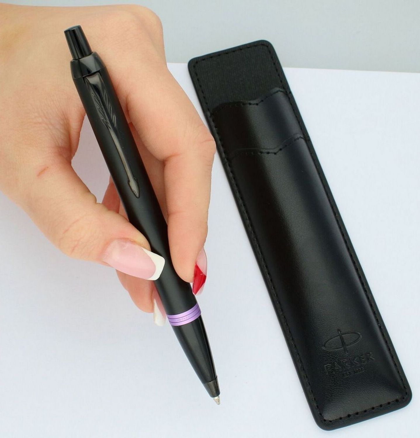 Długopis Parker Jotter S0828080 – czarny z fioletową wstawką, chromowanymi detalami i czarnym etui. Stylowy, precyzyjny i idealny na prezent.2.jpg