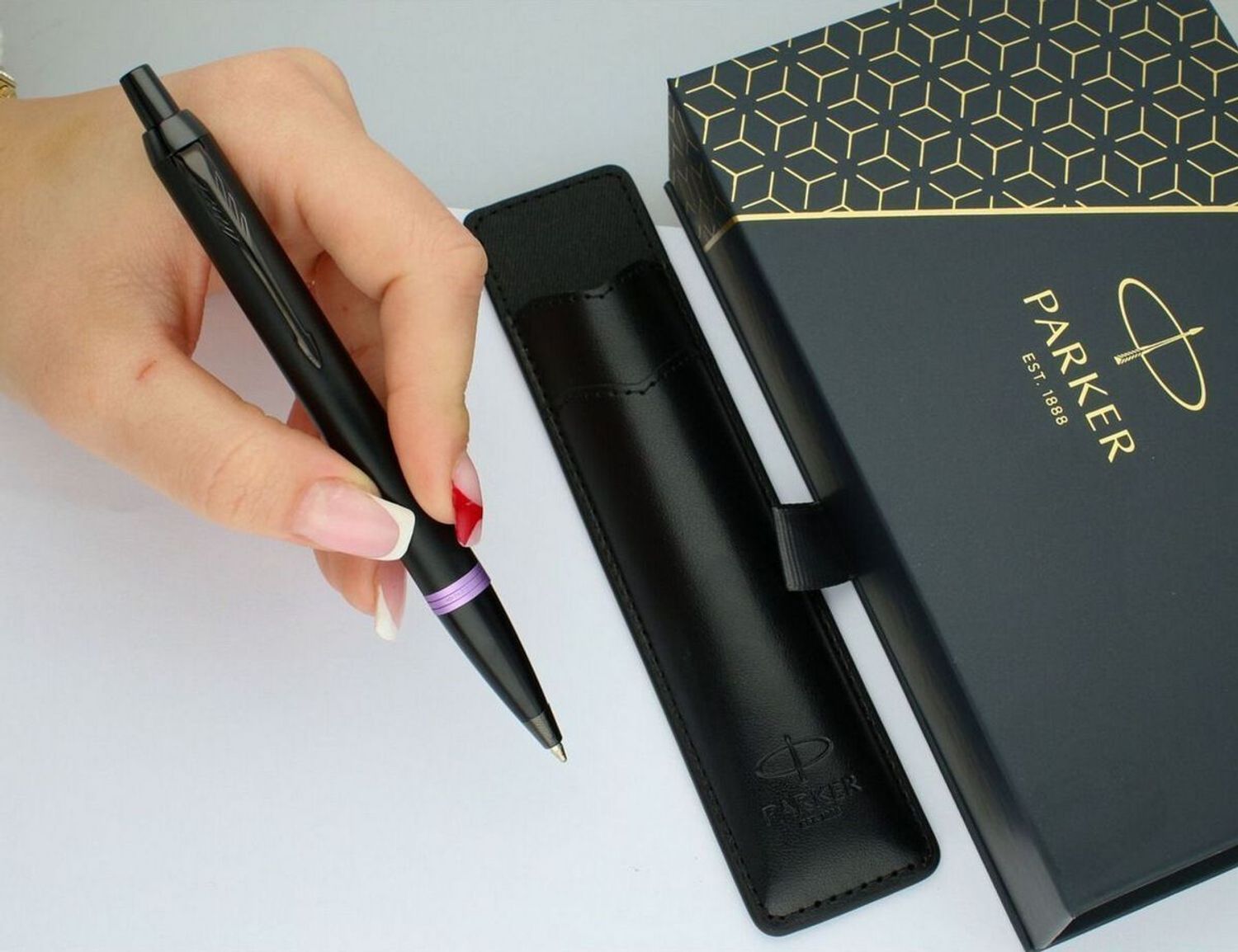 Długopis Parker Jotter S0828080 – czarny z fioletową wstawką, chromowanymi detalami i czarnym etui. Stylowy, precyzyjny i idealny na prezent.2.jpg