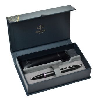 Długopis Parker Jotter S0828080 – czarny z fioletową wstawką, chromowanymi detalami i czarnym etui. Stylowy, precyzyjny i idealny na prezent.1.jpg