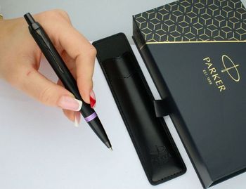 Długopis Parker Jotter S0828080 – czarny z fioletową wstawką, chromowanymi detalami i czarnym etui. Stylowy, precyzyjny i idealny na prezent.33.jpg