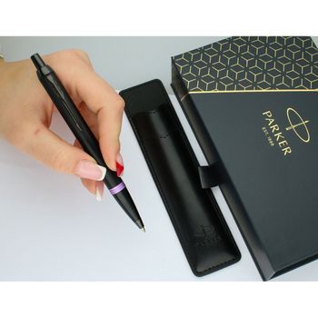 Długopis Parker Jotter S0828080 – czarny z fioletową wstawką, chromowanymi detalami i czarnym etui. Stylowy, precyzyjny i idealny na prezent.4.jpg