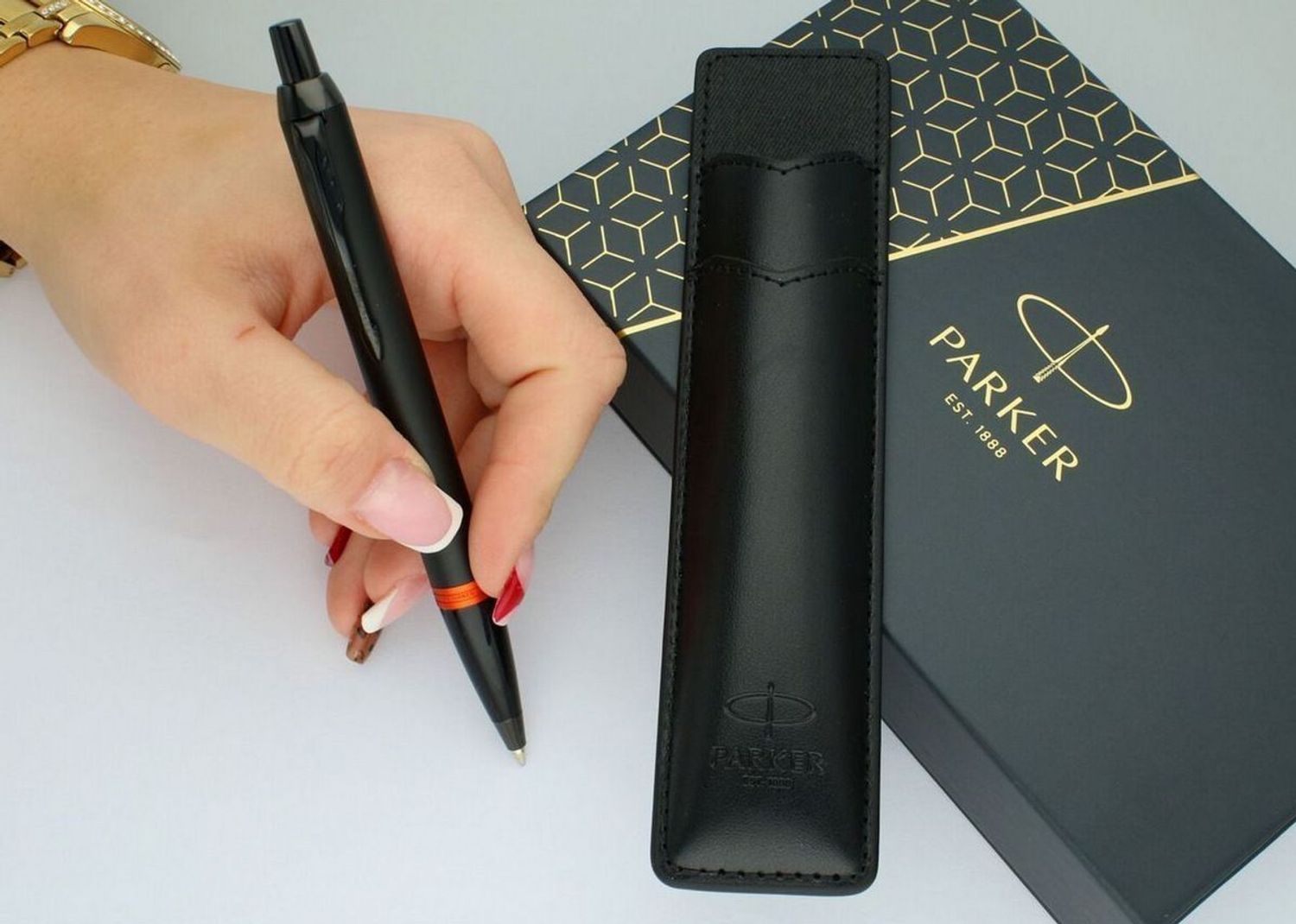 Długopis Parker Jotter S0828090 – czarny matowy z czerwoną wstawką i chromowanymi detalami. W zestawie czarne etui Parker. Stylowy, trwały, idealny na prezent.1.jpg