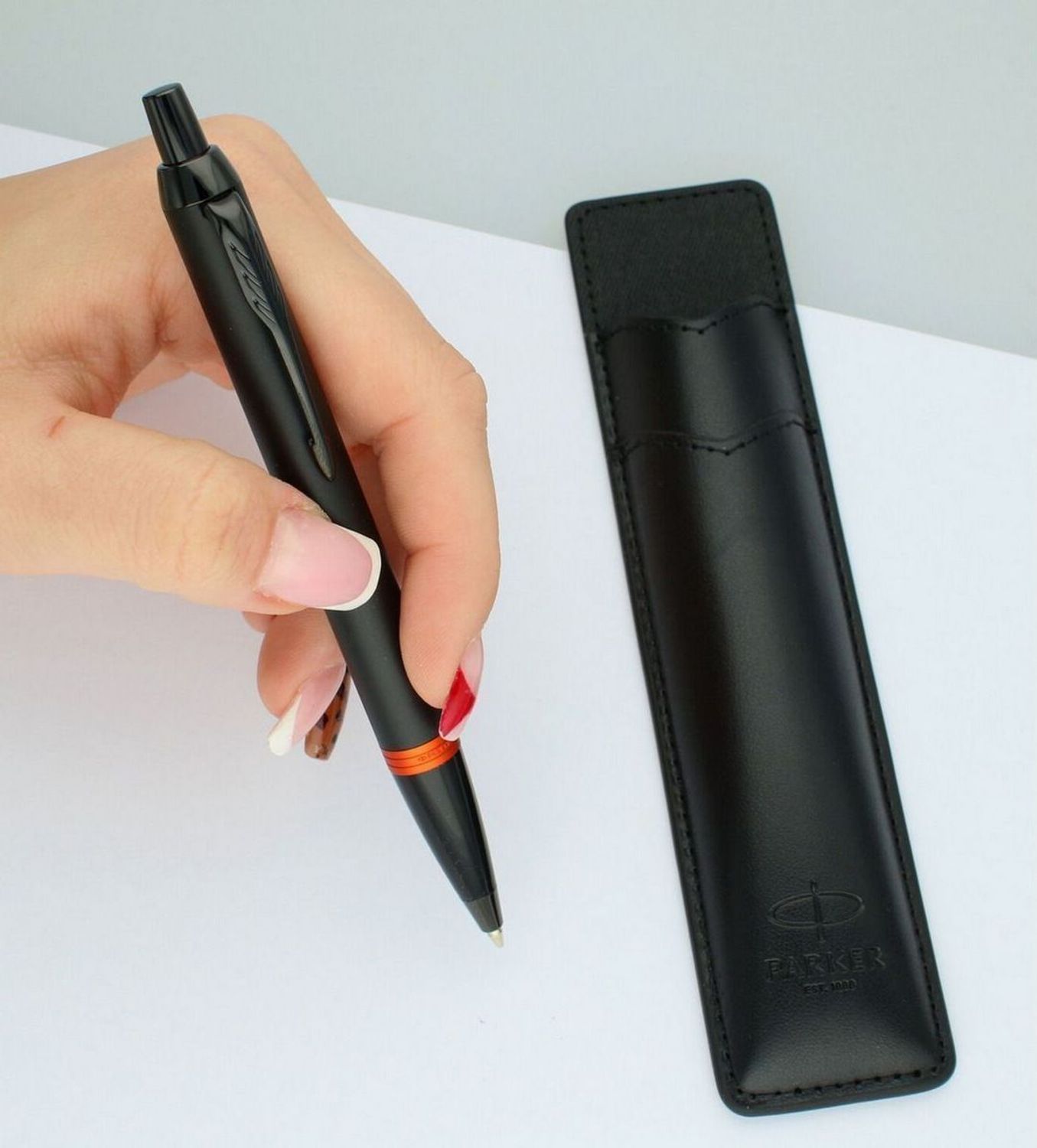 Długopis Parker Jotter S0828090 – czarny matowy z czerwoną wstawką i chromowanymi detalami. W zestawie czarne etui Parker. Stylowy, trwały, idealny na prezent.1.jpg