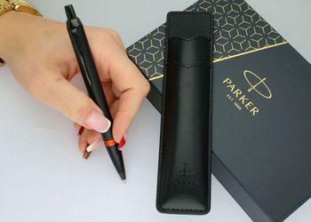 Długopis Parker Jotter S0828090 – czarny matowy z czerwoną wstawką i chromowanymi detalami. W zestawie czarne etui Parker. Stylowy, trwały, idealny na prezent.3.jpg