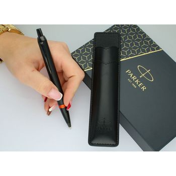 Długopis Parker Jotter S0828090 – czarny matowy z czerwoną wstawką i chromowanymi detalami. W zestawie czarne etui Parker. Stylowy, trwały, idealny na prezent.4.jpg