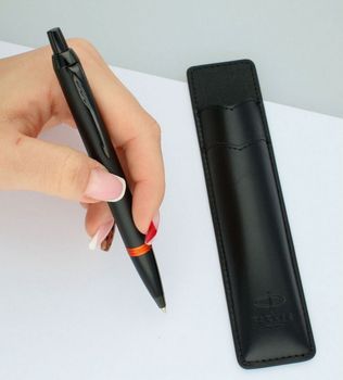 Długopis Parker Jotter S0828090 – czarny matowy z czerwoną wstawką i chromowanymi detalami. W zestawie czarne etui Parker. Stylowy, trwały, idealny na prezent.5.jpg