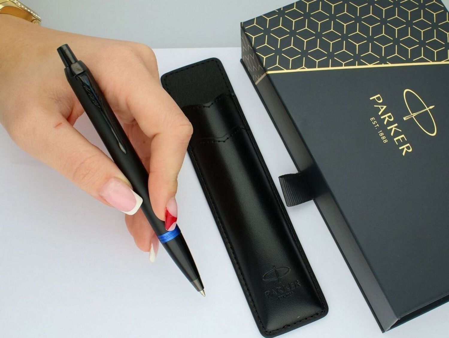 Długopis Parker Jotter S0828100 w matowej czerni z chromowanymi detalami i czarnym etui. Stylowy, trwały i płynnie piszący – idealny na prezent lub do codziennego pisania.1.jpg