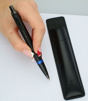 Długopis Parker Jotter S0828100 w matowej czerni z chromowanymi detalami i czarnym etui. Stylowy, trwały i płynnie piszący – idealny na prezent lub do codziennego pisania.4.jpg