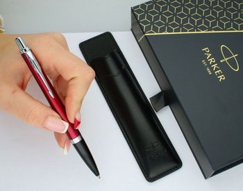 Długopis Parker Jotter S0828200 w czerwonym kolorze z chromowanymi detalami i czarnym etui. Stylowy, trwały i niezawodny – idealny na prezent lub do codziennego użytku.23.jpg