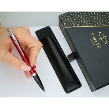 Długopis Parker Jotter S0828200 w czerwonym kolorze z chromowanymi detalami i czarnym etui. Stylowy, trwały i niezawodny – idealny na prezent lub do codziennego użytku.3.jpg