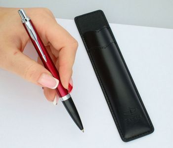 Długopis Parker Jotter S0828200 w czerwonym kolorze z chromowanymi detalami i czarnym etui. Stylowy, trwały i niezawodny – idealny na prezent lub do codziennego użytku.33.jpg