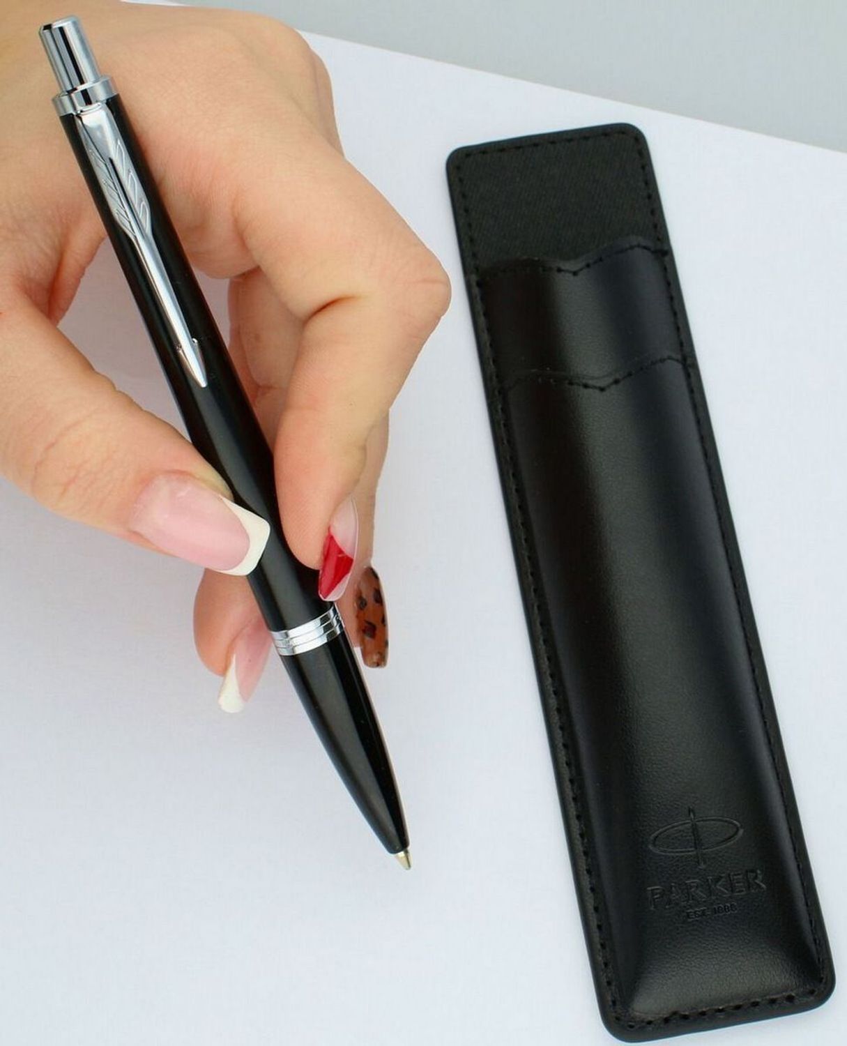 Długopis Parker Jotter S0828210 – czarny, błyszczący korpus z chromowanymi detalami. W zestawie czarne etui. Stylowy, niezawodny i gotowy na każdą okazję.1.jpg