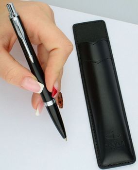 Długopis Parker Jotter S0828210 – czarny, błyszczący korpus z chromowanymi detalami. W zestawie czarne etui. Stylowy, niezawodny i gotowy na każdą okazję.22.jpg