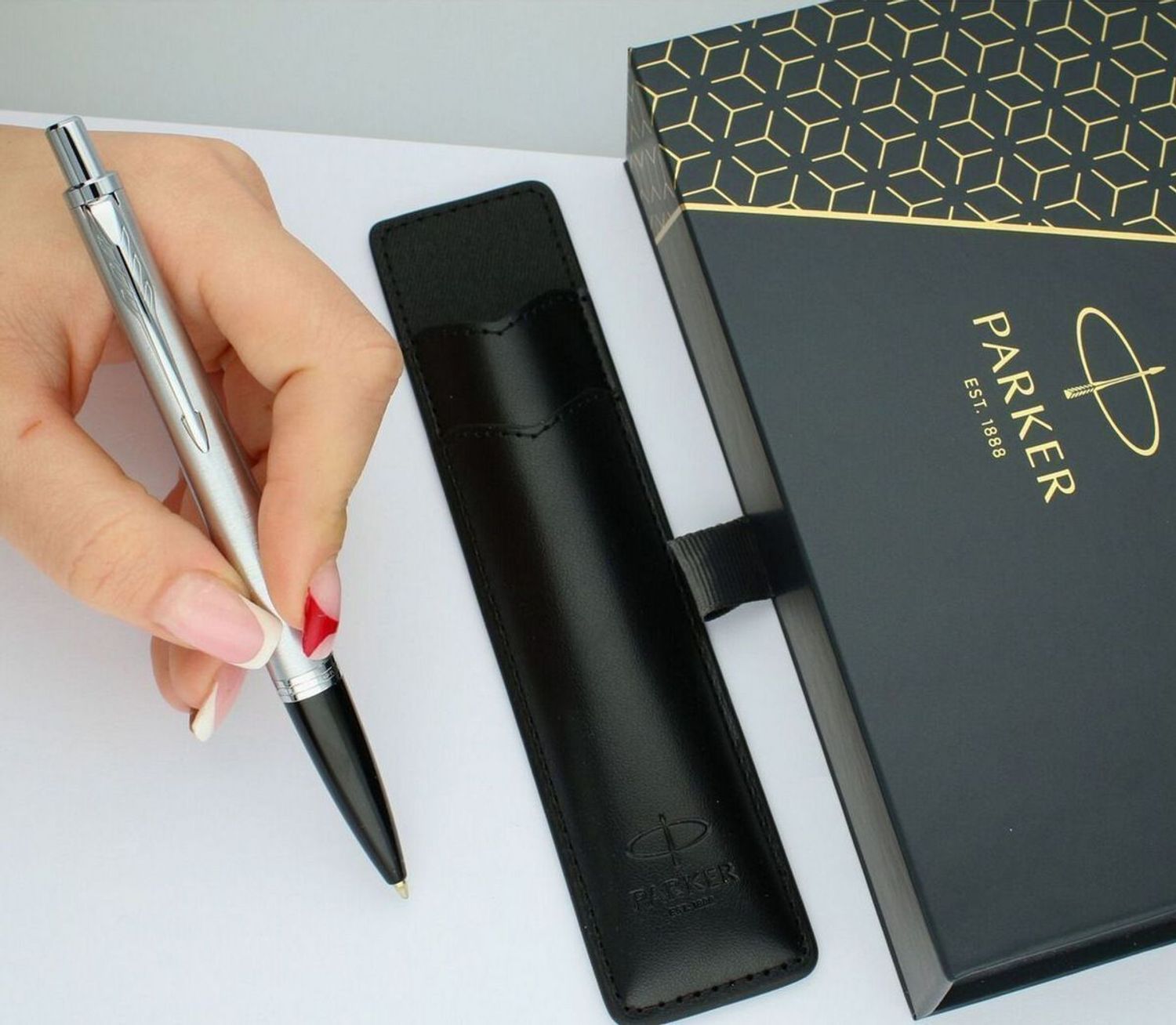 Długopis Parker Jotter S0828380 w srebrnym kolorze z czarnym etui. Stylowy, niezawodny, z wkładem QuinkFlow i mechanizmem klik. Idealny na prezent lub do codziennego pisania.1.jpg