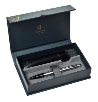 Długopis Parker Jotter S0828380 w srebrnym kolorze z czarnym etui. Stylowy, niezawodny, z wkładem QuinkFlow i mechanizmem klik. Idealny na prezent lub do codziennego pisania.1.jpg