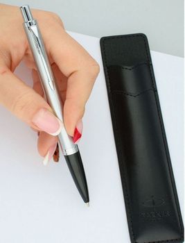 Długopis Parker Jotter S0828380 w srebrnym kolorze z czarnym etui. Stylowy, niezawodny, z wkładem QuinkFlow i mechanizmem klik. Idealny na prezent lub do codziennego pisania.2.jpg