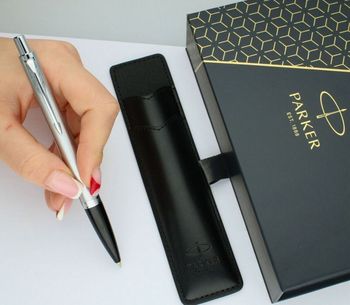 Długopis Parker Jotter S0828380 w srebrnym kolorze z czarnym etui. Stylowy, niezawodny, z wkładem QuinkFlow i mechanizmem klik. Idealny na prezent lub do codziennego pisania.3.jpg