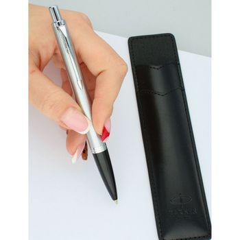Długopis Parker Jotter S0828380 w srebrnym kolorze z czarnym etui. Stylowy, niezawodny, z wkładem QuinkFlow i mechanizmem klik. Idealny na prezent lub do codziennego pisania.5.jpg