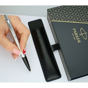 Długopis Parker Jotter S0828380 w srebrnym kolorze z czarnym etui. Stylowy, niezawodny, z wkładem QuinkFlow i mechanizmem klik. Idealny na prezent lub do codziennego pisania.6.jpg