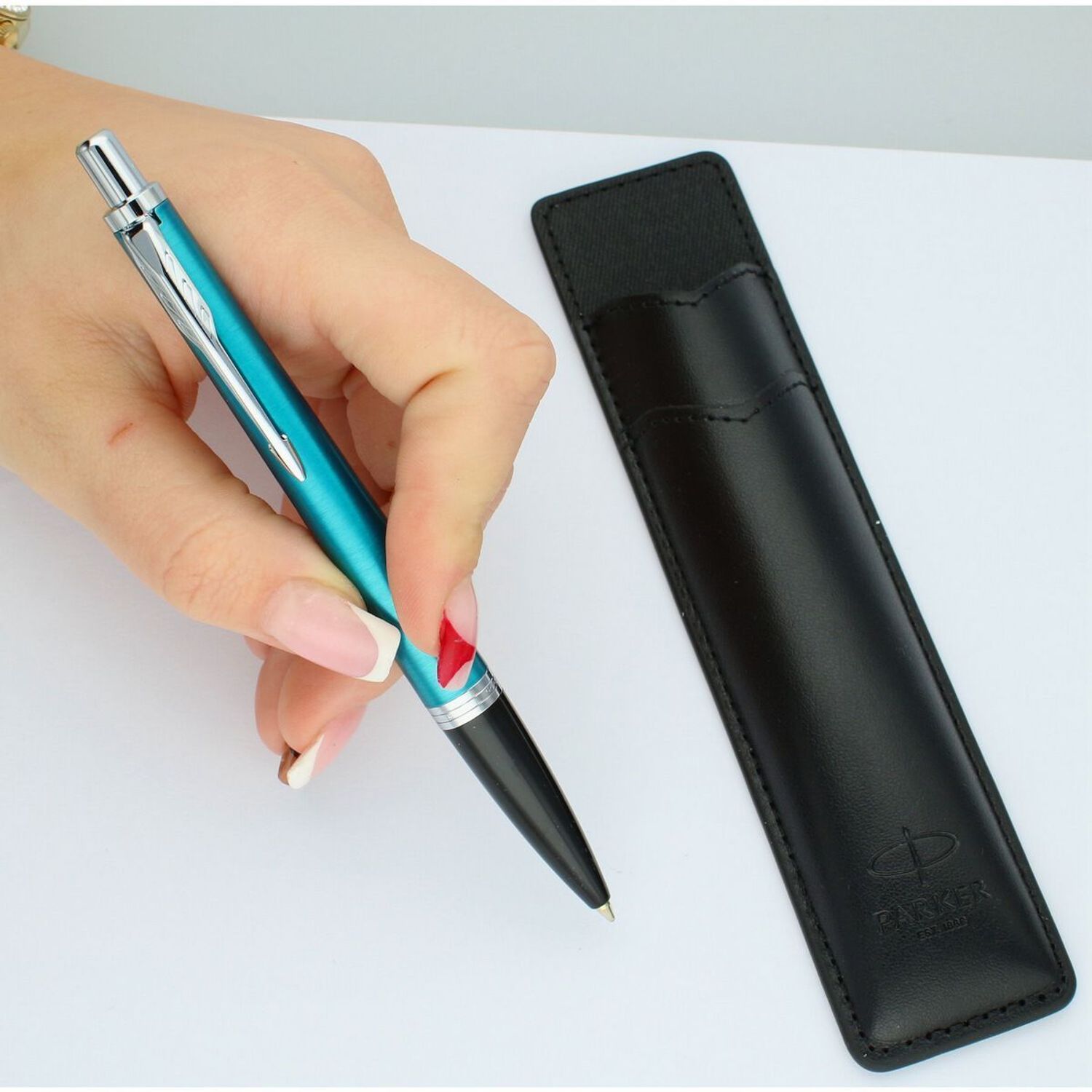 Długopis Parker Jotter S0828440 w błyszczącym niebieskim kolorze z chromowanymi detalami. W zestawie czarne etui Parker. Idealny do pracy, szkoły i jako prezent.1.jpg