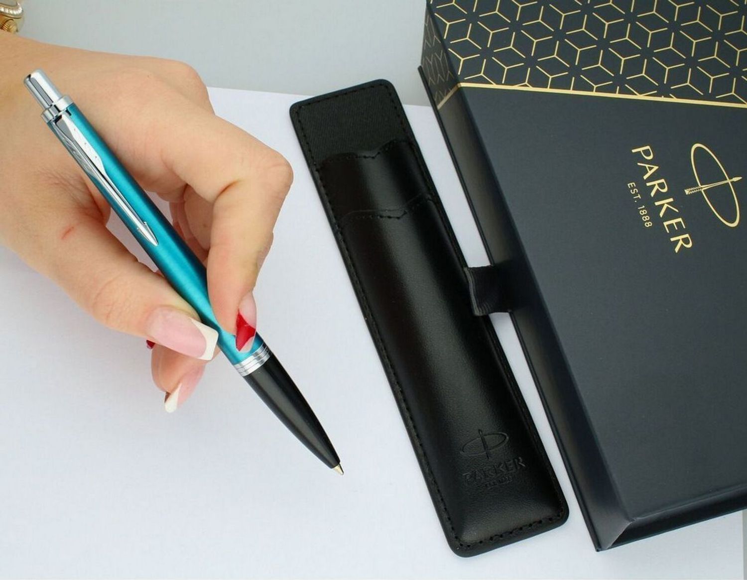 Długopis Parker Jotter S0828440 w błyszczącym niebieskim kolorze z chromowanymi detalami. W zestawie czarne etui Parker. Idealny do pracy, szkoły i jako prezent.1.jpg