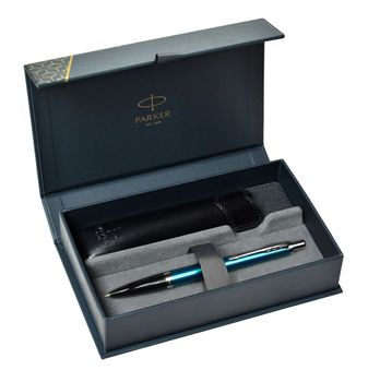 Długopis Parker Jotter S0828440 w błyszczącym niebieskim kolorze z chromowanymi detalami. W zestawie czarne etui Parker. Idealny do pracy, szkoły i jako prezent.11.jpg