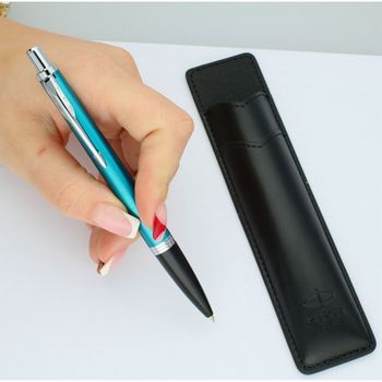 Długopis Parker Jotter S0828440 w błyszczącym niebieskim kolorze z chromowanymi detalami. W zestawie czarne etui Parker. Idealny do pracy, szkoły i jako prezent.2.jpg