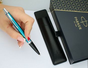 dlugopis-parker-jotter-s0828440-w-blyszczacym-niebieskim-kolorze-z-chromowanymi-detalami.-w-zestawie-czarne-etui-parker.-idealny-do-pracy-szkoly-i-jako-prezent.3-001.jpg
