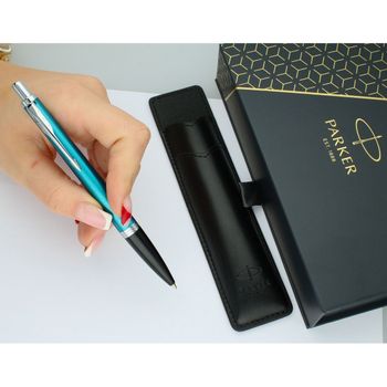 Długopis Parker Jotter S0828440 w błyszczącym niebieskim kolorze z chromowanymi detalami. W zestawie czarne etui Parker. Idealny do pracy, szkoły i jako prezent.3.jpg