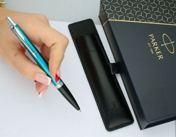 Długopis Parker Jotter S0828440 w błyszczącym niebieskim kolorze z chromowanymi detalami. W zestawie czarne etui Parker. Idealny do pracy, szkoły i jako prezent.6.jpg