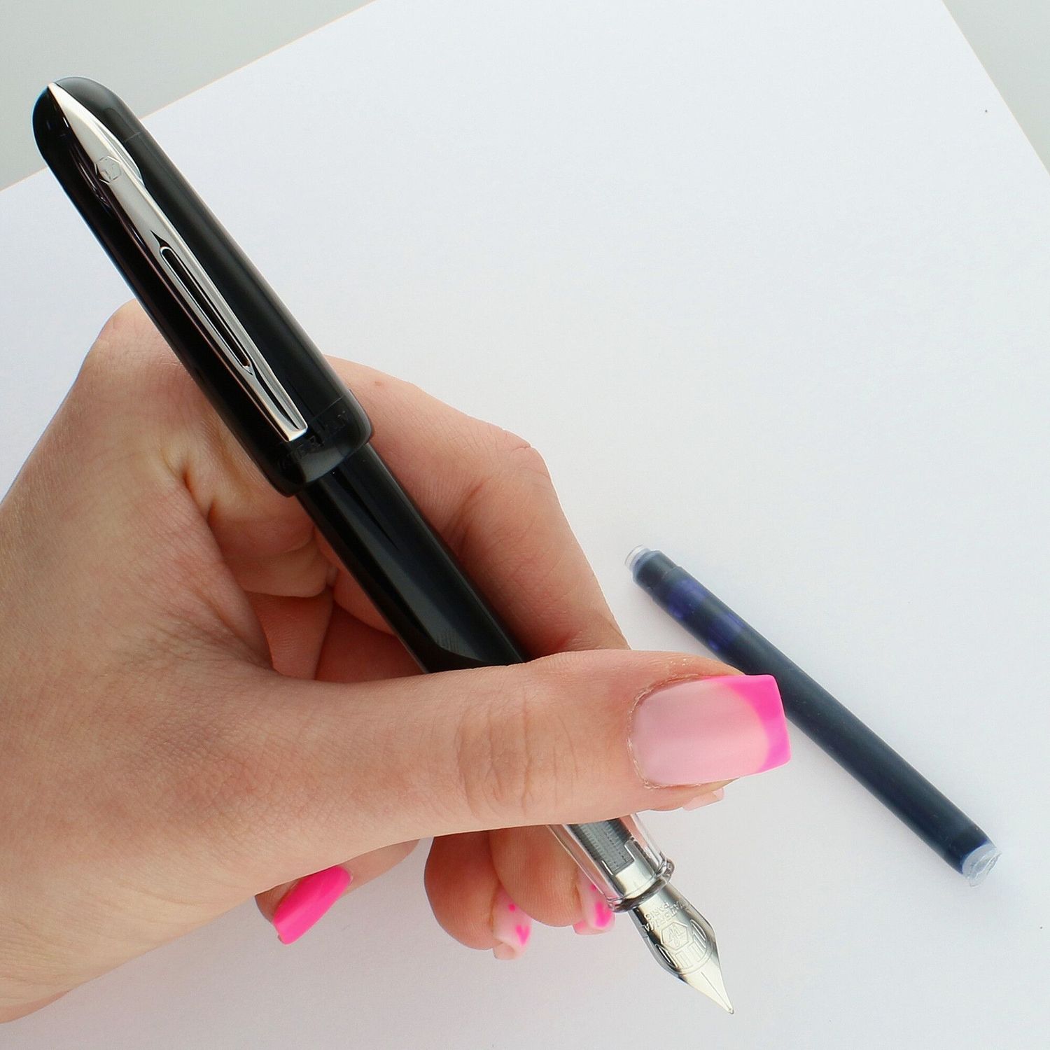 Eleganckie pióro wieczne Waterman Kultur Assortis Black CT w czarnym połysku. Chromowane wykończenia, płynna stalówka i ekskluzywne pudełko prezentowe.1.jpg