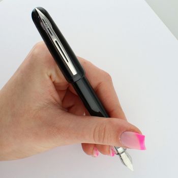 Eleganckie pióro wieczne Waterman Kultur Assortis Black CT w czarnym połysku. Chromowane wykończenia, płynna stalówka i ekskluzywne pudełko prezentowe.44.jpg