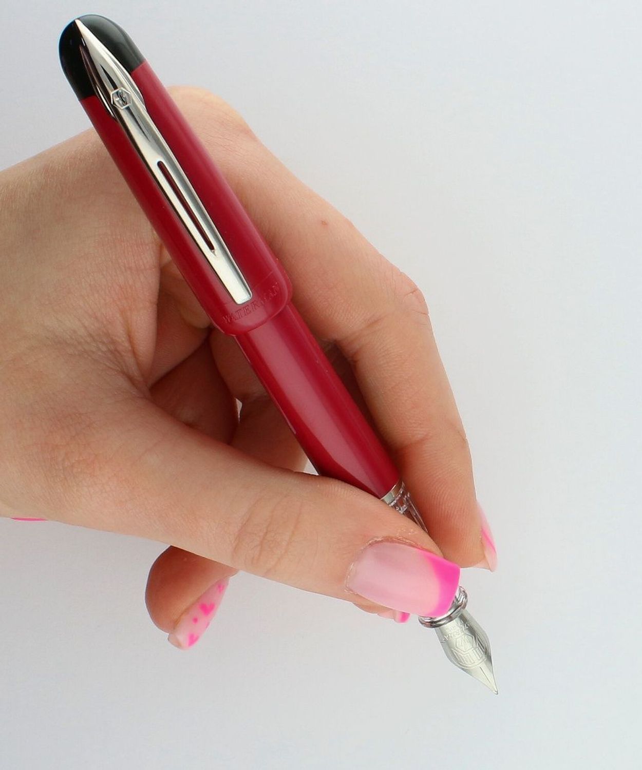 Eleganckie pióro wieczne Waterman Kultur Assortis Red CT w malinowym kolorze. Chromowane wykończenia, płynna stalówka i ekskluzywne pudełko prezentowe.1.webp