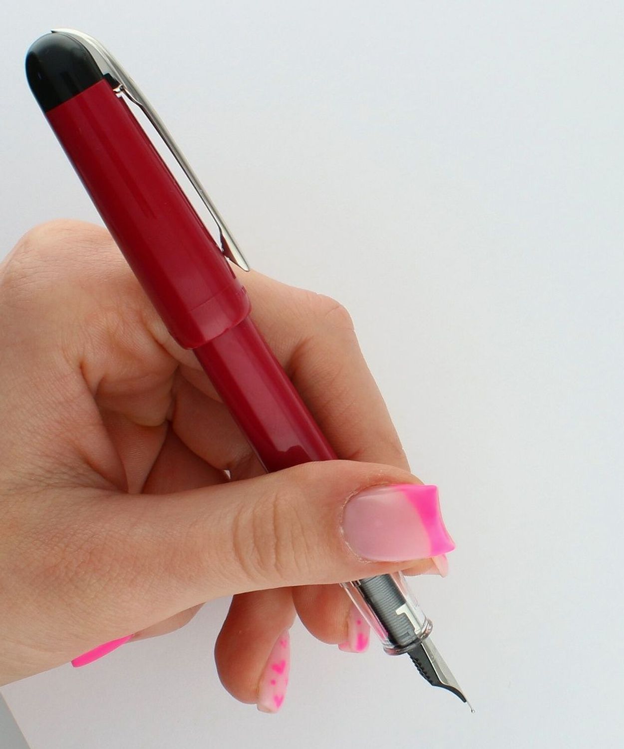 Eleganckie pióro wieczne Waterman Kultur Assortis Red CT w malinowym kolorze. Chromowane wykończenia, płynna stalówka i ekskluzywne pudełko prezentowe.1.webp