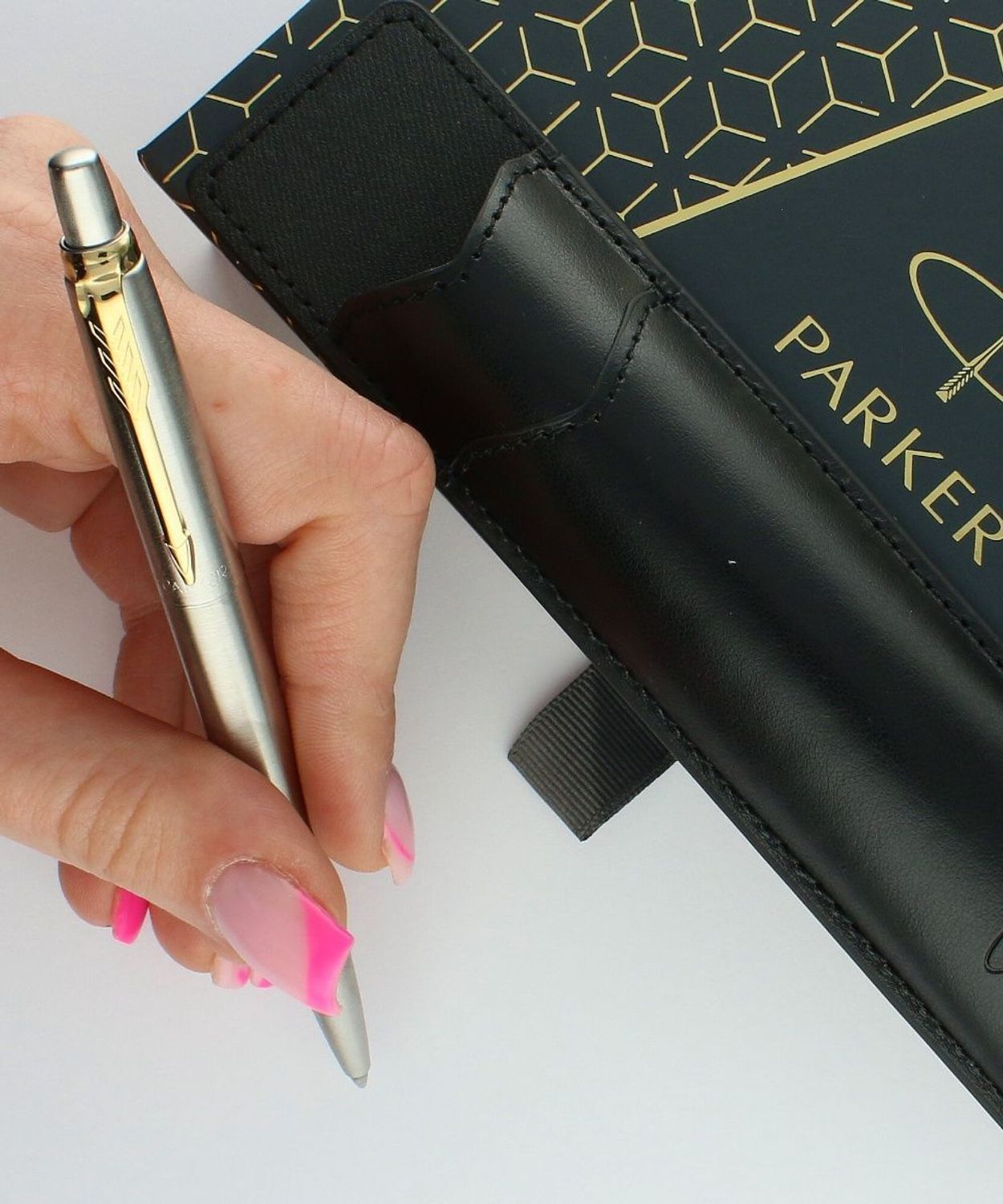 Elegancki zestaw Parker Jotter Stainless Steel GT z etui Parker i pudełkiem prezentowym 848. Kultowy długopis ze stali nierdzewnej, idealny na prezent.1.jpg