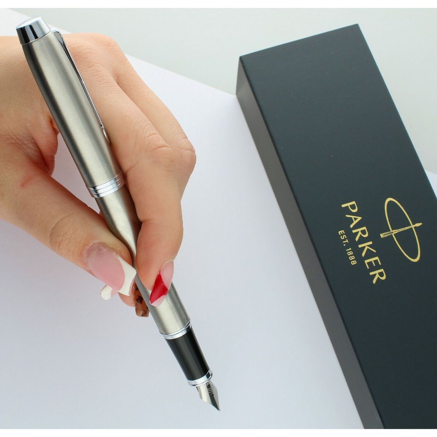 Nowoczesne pióro wieczne Parker Urban Classic z korpusem ze szczotkowanej stali i stalówką M. Minimalistyczne, wytrzymałe, stylowe – idealne do pracy i szkoły.1.jpg