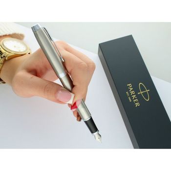 Pióro wieczne Parker IM 2143635 ze stali szlachetnej. Srebrne wykończenia, stalowa stalówka i elegancki wygląd. Możliwość graweru – idealne na prezent.6.jpg
