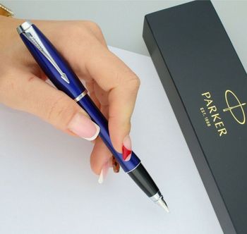 Stylowe pióro Parker Urban w głębokim granacie z chromowanymi detalami. Ergonomiczny kształt, stalowa stalówka i precyzyjne pisanie. Idealne na prezent lub do pracy.2.jpg