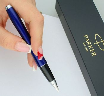 Stylowe pióro Parker Urban w głębokim granacie z chromowanymi detalami. Ergonomiczny kształt, stalowa stalówka i precyzyjne pisanie. Idealne na prezent lub do pracy.3.jpg