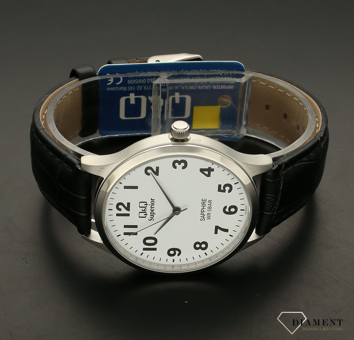 Zegarek męski na czarnym pasku QQ S278-314. Zegarek wyposażony w szkło szafirowe, które oprócz niezwykłej twardości (stopień 9 w skali Mohsa) charakteryzuje się także odpornością na skrajne różnice temperaturowe.jpg