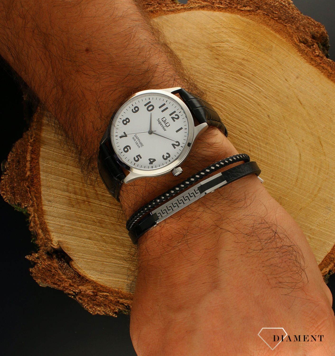 Zegarek męski na czarnym pasku QQ S278-314. Zegarek wyposażony w szkło szafirowe, które oprócz niezwykłej twardości (stopień 9 w skali Mohsa) charakteryzuje się także odpornością na skrajne różnice temperaturowe.jpg