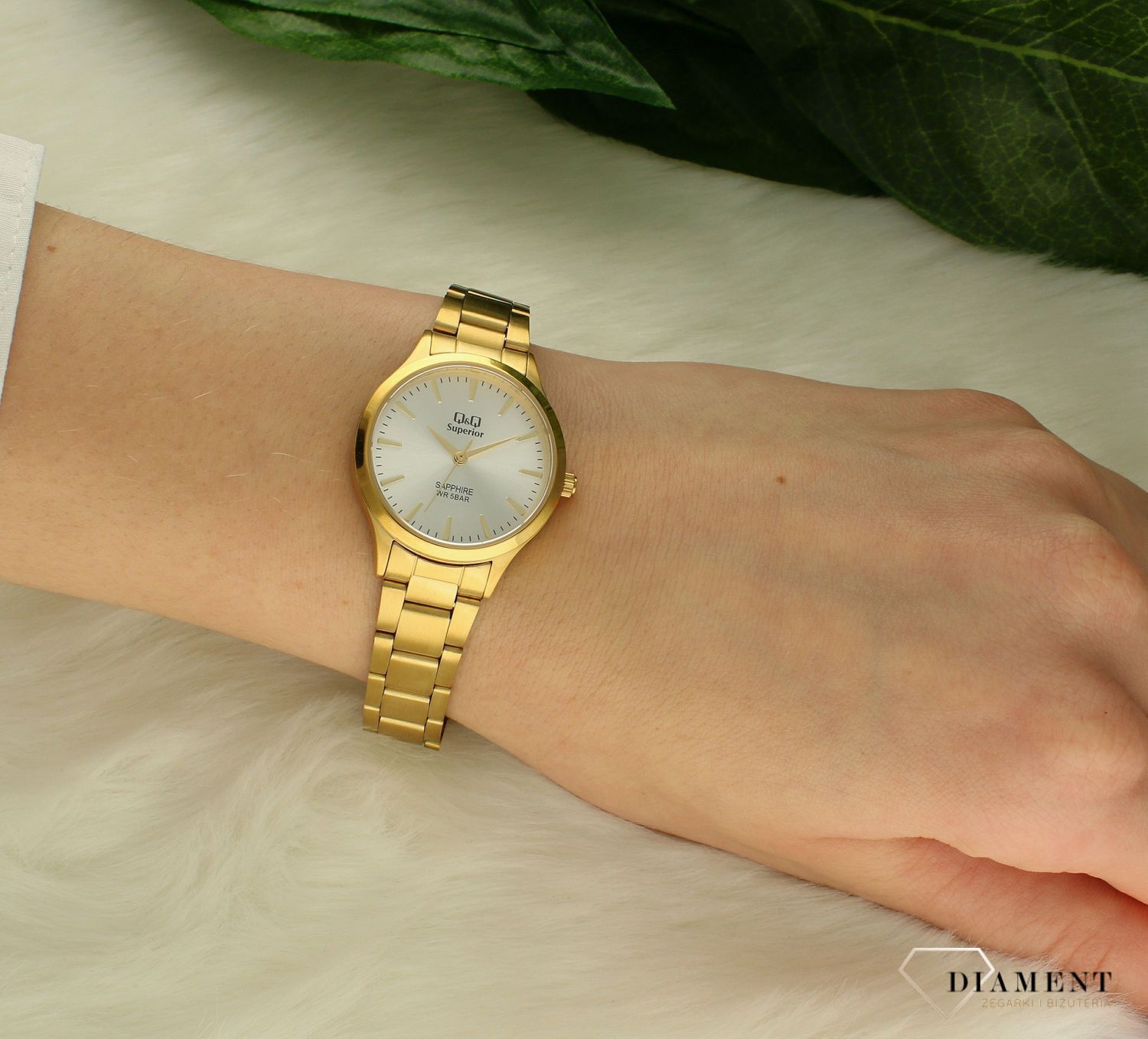Wysokiej jakości zegarek damski koloru naturalnego złota to Propozycja od Sklepu Jubilerskiego Diament. Do tej pory było tak, żeby mieć dobry zegarek, to trzeba było wydać sporo gotówki, ale już nie musi tak być!  Dzięki serii zegarków QQ Sup.webp