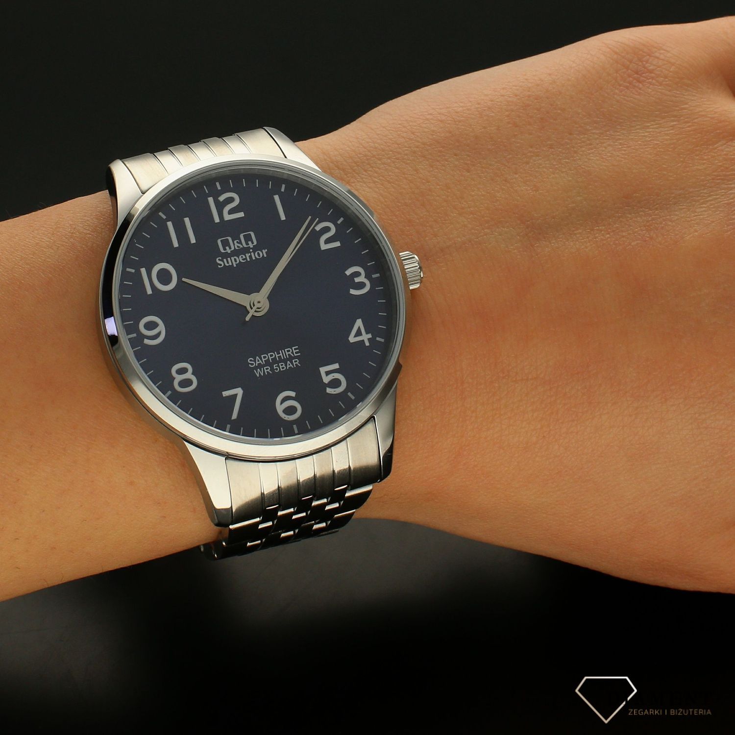Zegarek damski na bransolecie stalowej z niebieską tarczą i białymi cyframi QQ S280-205 ⌚.webp